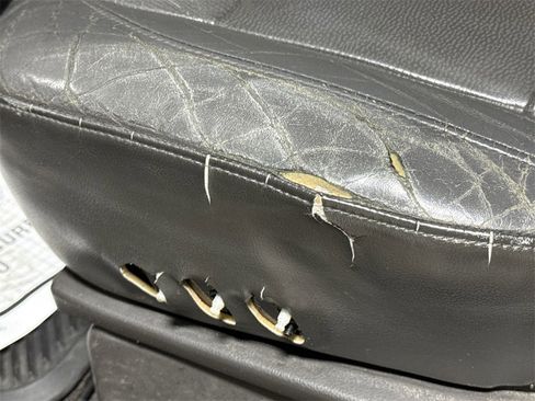 Used 2005 Nissan Titan LE w/ (T01) Tow Pkg image 39