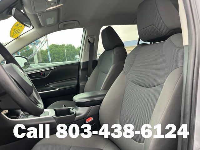 Used 2024 Toyota RAV4 LE AWD/4WD image 7