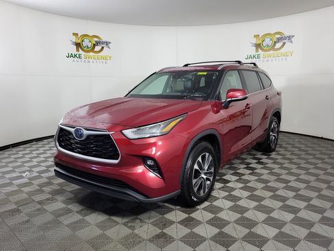 Used 2023 Toyota Highlander XLE image 3