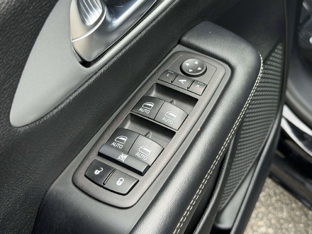 Used 2025 Chrysler Pacifica Limited FWD image 13