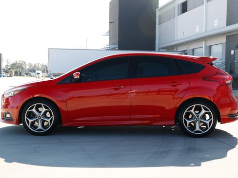 Used 2017 Ford Focus ST image 8
