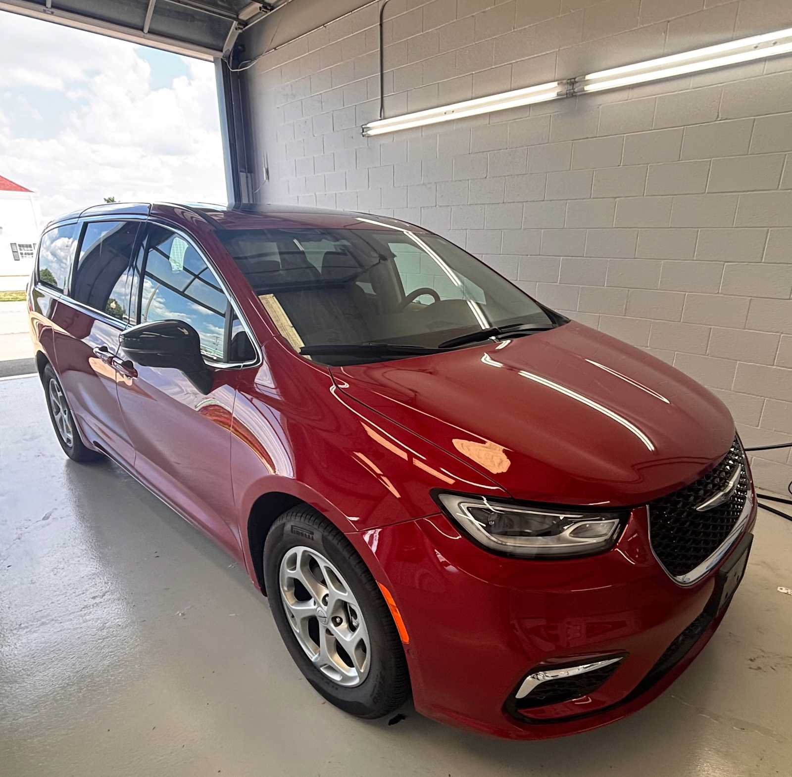 Certified 2024 Chrysler Pacifica Limited FWD image 3
