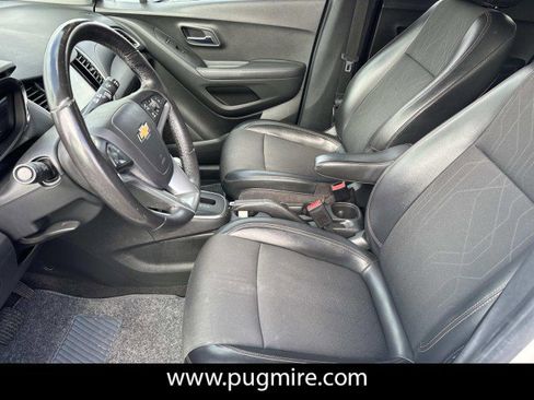 Used 2017 Chevrolet Trax LT w/ LT Convenience Package image 9