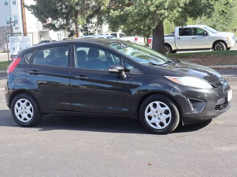 Used 2013 Ford Fiesta SE FWD image 2