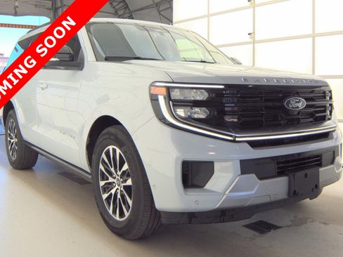 Used 2025 Ford Expedition Platinum AWD/4WD image 3