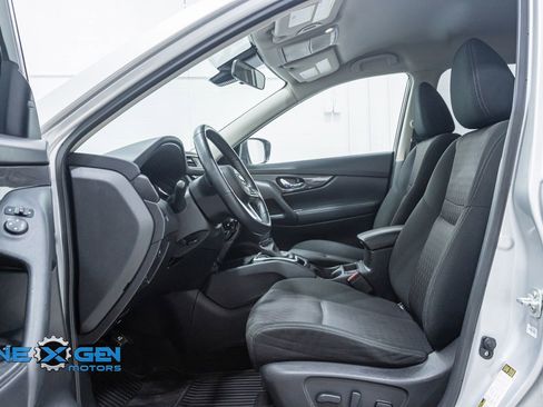 Used 2020 Nissan Rogue SV image 11