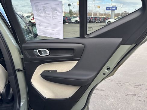 Certified 2025 Volvo XC40 B5 Ultra w/ Protection Package Premier image 38