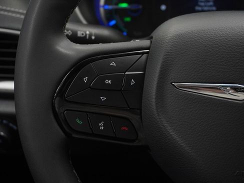 Certified 2024 Chrysler Pacifica Limited FWD image 36