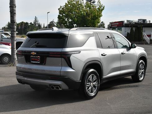 Used 2024 Chevrolet Traverse LT image 8