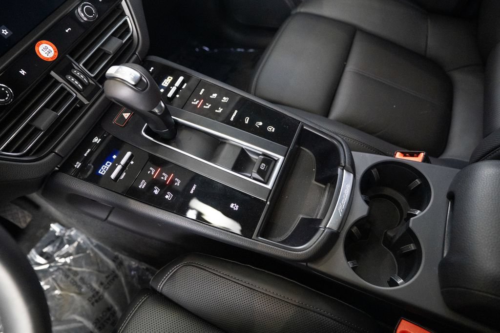 Certified 2026 Porsche Macan AWD/4WD image 24