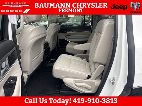 Used 2024 Jeep Wagoneer Series III w/ Premium Group I AWD/4WD image 25