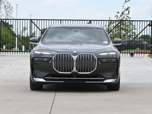 Certified 2024 BMW i7 eDrive50 w/ Executive Package RWD image 3