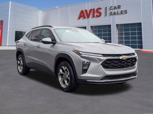 Used 2025 Chevrolet Trax LT w/ LT Convenience Package image 9