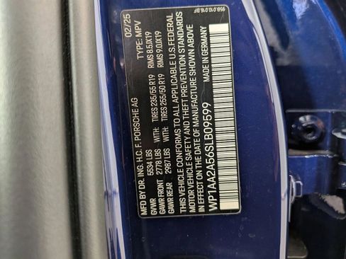 Certified 2025 Porsche Macan AWD/4WD image 27