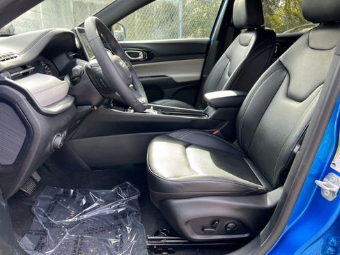 Used 2025 Jeep Compass Limited image 23