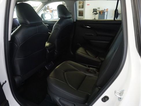 Used 2024 Toyota Highlander XLE image 23