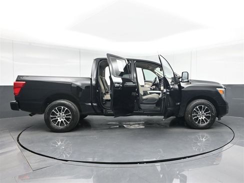 Used 2021 Nissan Titan SV w/ SV Convenience Package image 40