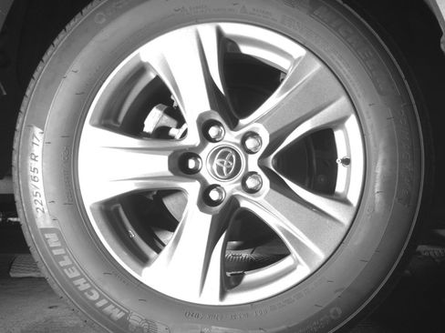 Used 2024 Toyota RAV4 XLE w/ Convenience Package image 15