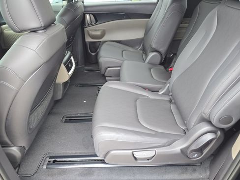 New 2027 Kia Carnival FWD image 16