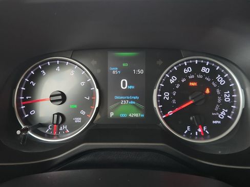Used 2021 Toyota RAV4 XLE w/ Convenience Package FWD image 14
