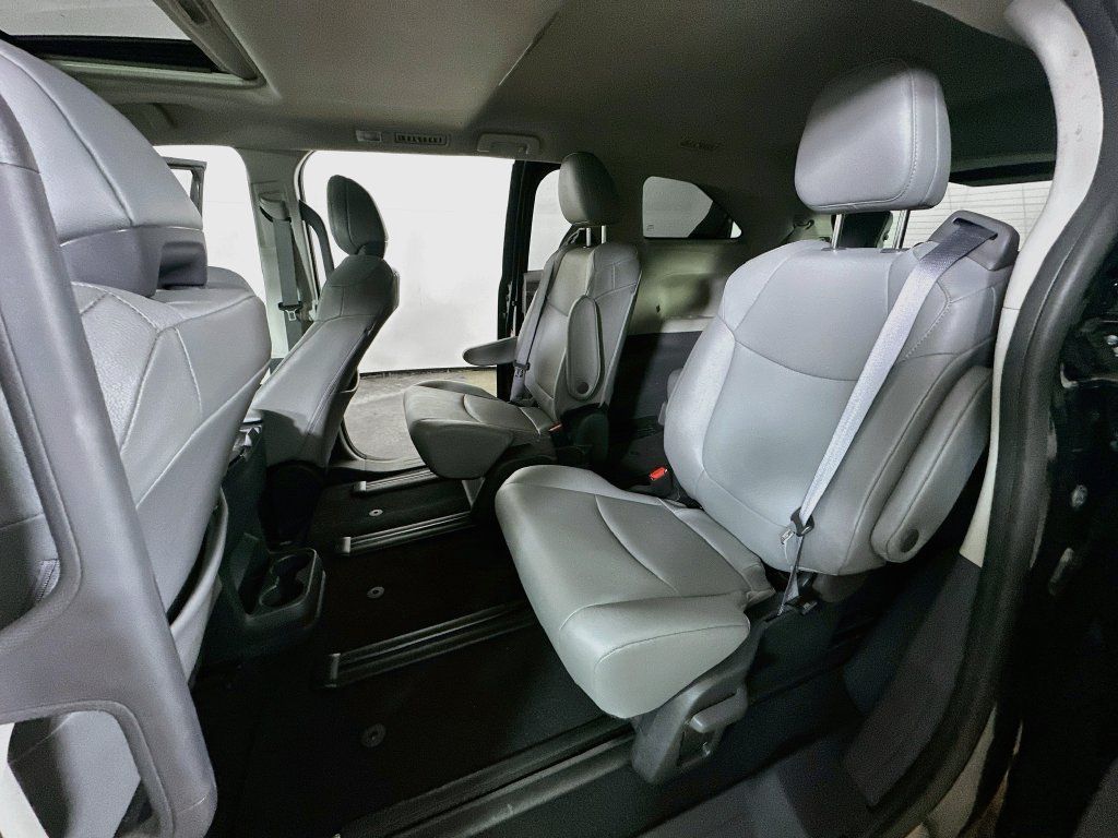 Used 2024 Toyota Sienna XLE FWD image 17