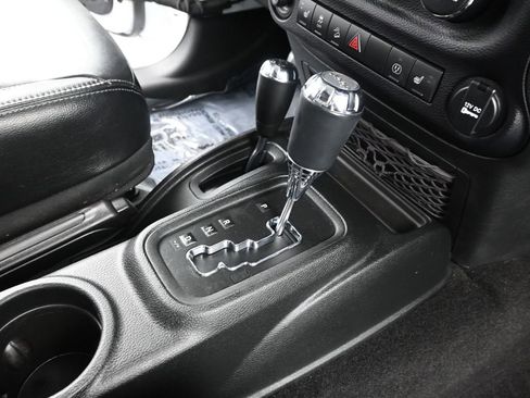 Used 2017 Jeep Wrangler Unlimited Sahara image 19