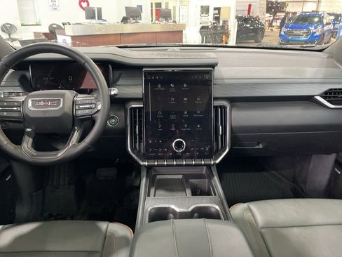 Used 2025 GMC Acadia AT4 w/ Luxury Package image 9