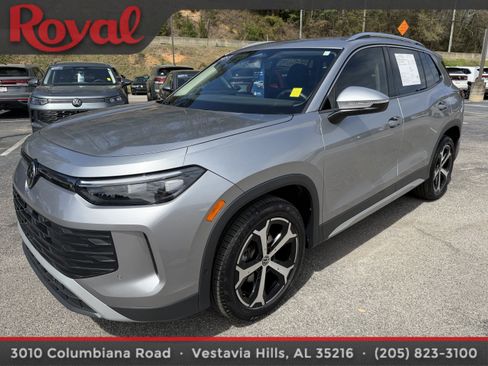 Used 2025 Volkswagen Tiguan SE image 1