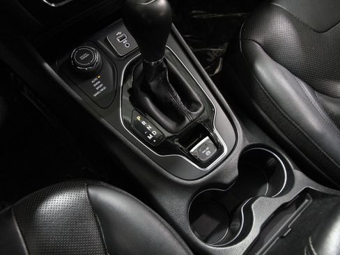 Used 2019 Jeep Cherokee Limited image 15