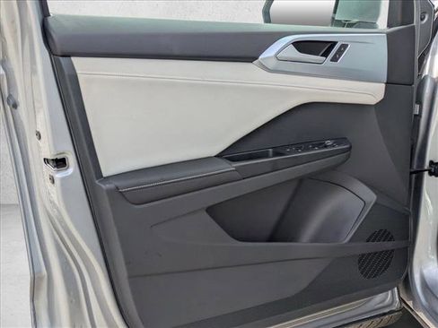 Used 2025 Volkswagen Taos SE image 10