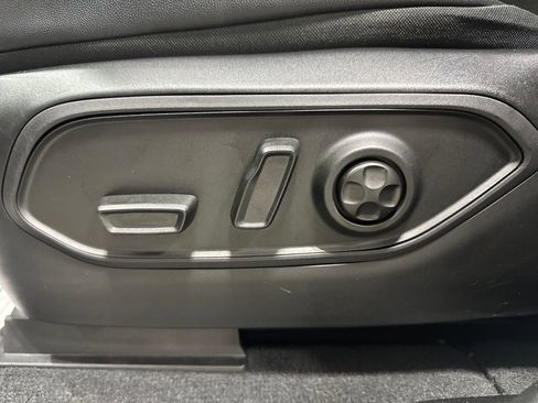 Used 2025 Jeep Grand Cherokee Altitude image 23