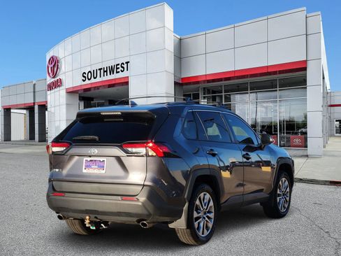 Used 2023 Toyota RAV4 XLE Premium image 5