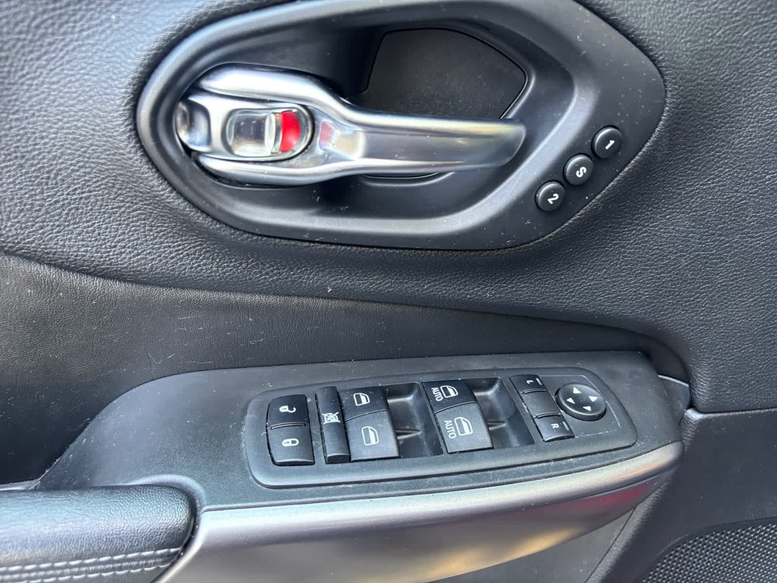 Used 2019 Jeep Cherokee Limited AWD/4WD image 23
