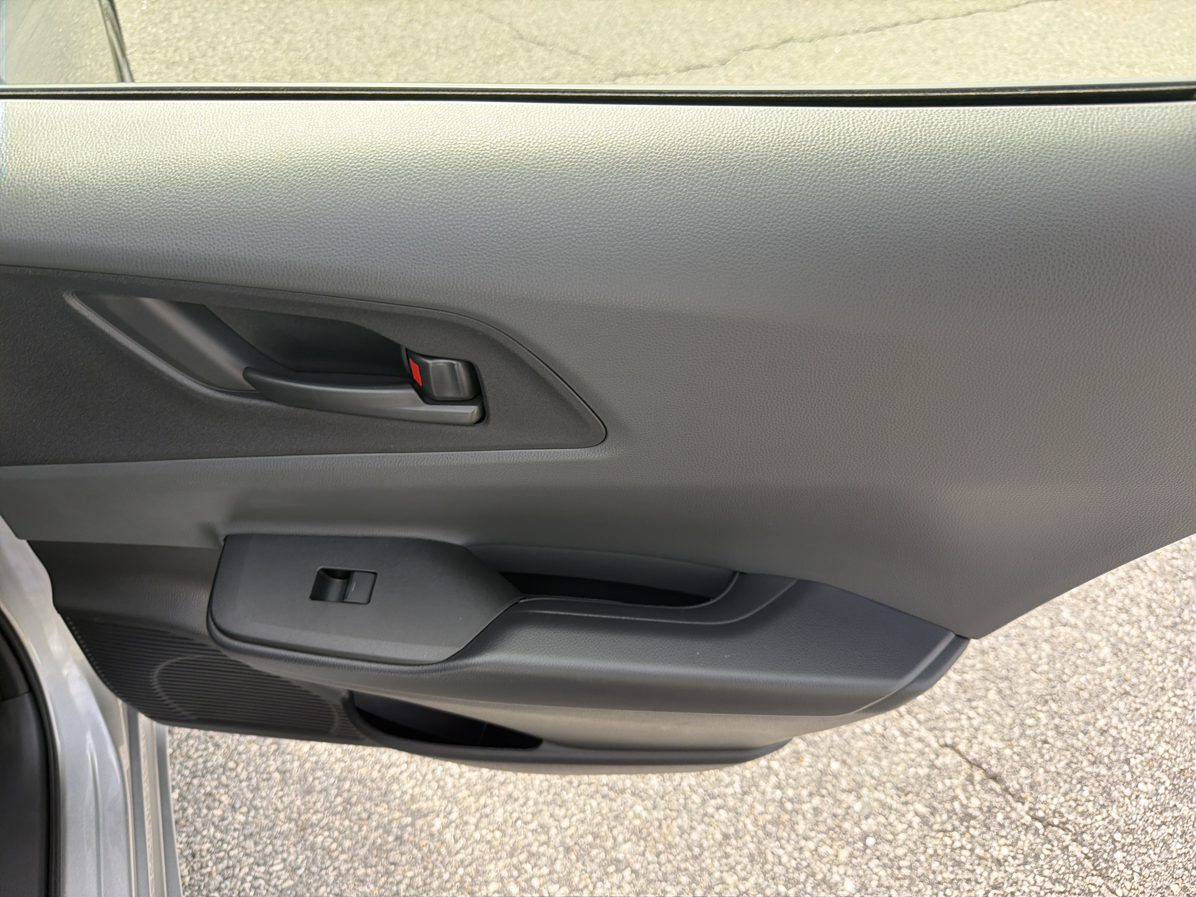 Certified 2025 Toyota Prius LE FWD image 27