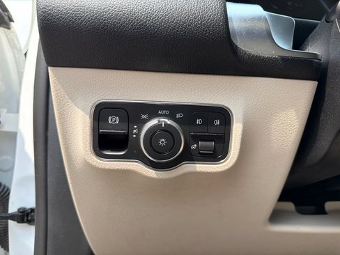Used 2022 Mercedes-Benz GLB 250 w/ Premium Package image 22