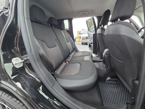 Used 2023 Jeep Renegade Latitude AWD/4WD image 21