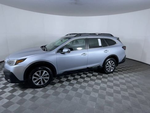 Used 2022 Subaru Outback Premium image 4