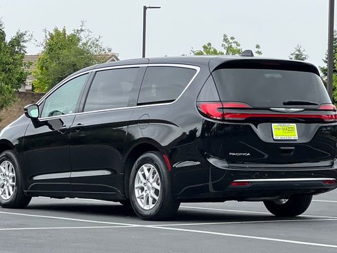 Used 2024 Chrysler Pacifica Touring-L FWD image 3