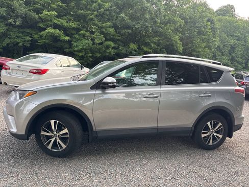 Used 2018 Toyota RAV4 XLE AWD/4WD image 3