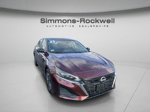 Used 2025 Nissan Altima 2.5 SV FWD image 4