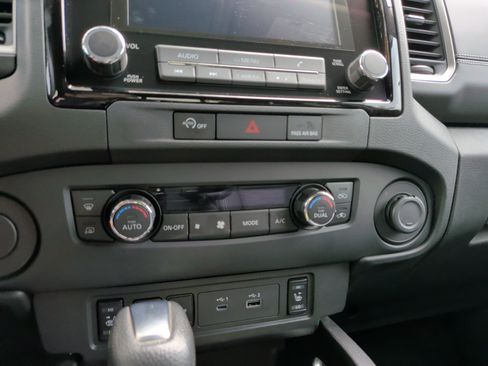 Used 2024 Nissan Frontier SV w/ SV Convenience Package RWD image 16