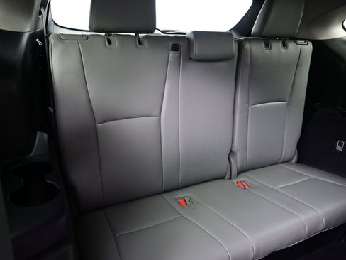 Used 2022 Toyota Highlander XLE AWD/4WD image 16