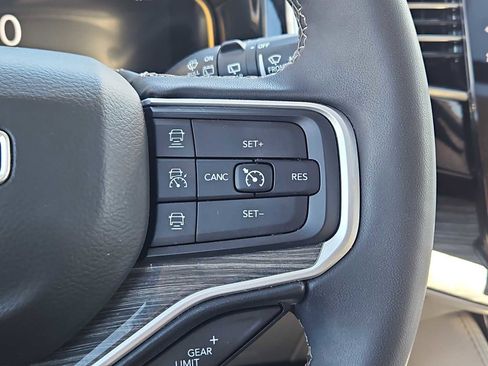 Used 2022 Jeep Wagoneer Series III w/ Premium Group I AWD/4WD image 31