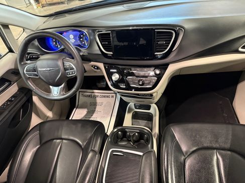 Certified 2023 Chrysler Pacifica Touring-L FWD image 14