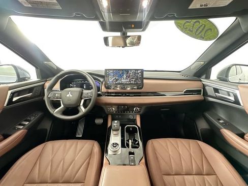 Used 2025 Mitsubishi Outlander SEL AWD/4WD image 3