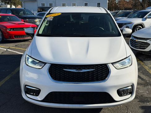 Used 2023 Chrysler Pacifica Touring-L image 8