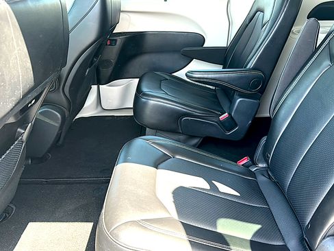 Used 2024 Chrysler Pacifica Touring-L FWD image 18
