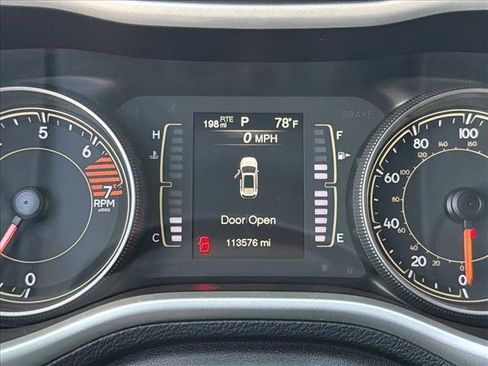 Used 2018 Jeep Cherokee Latitude Plus w/ Comfort/Convenience Group AWD/4WD image 18