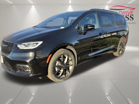 New 2026 Chrysler Pacifica Limited w/ S Appearance Package AWD/4WD image 4