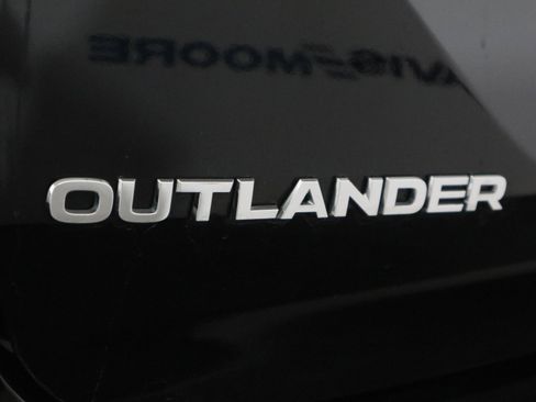 Used 2025 Mitsubishi Outlander ES image 37